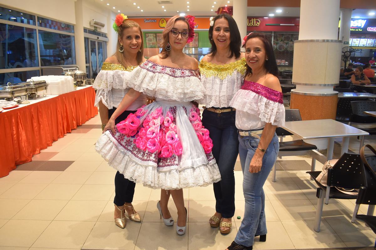 Ana María Arias La Rotta, gerente Centro Comercial junto al equipo de vendedoras del Centro Comercial.